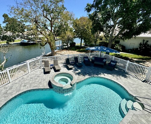 Renovated, Near Beaches, On Canal, Private pool/spa, Dock, Lanai view, Clean