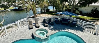  Renovated, Near Beaches, On Canal, Private pool/spa, Dock, Lanai view, Clean