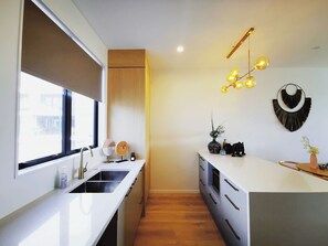 Kühlschrank, Mikrowelle, Ofen, Geschirrspüler