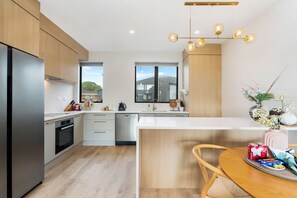 Kühlschrank, Mikrowelle, Ofen, Geschirrspüler