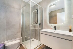 Shower, hair dryer, towels, shampoo