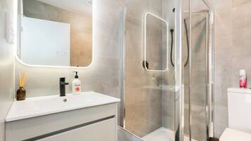 Shower, hair dryer, towels, shampoo