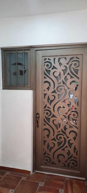 Kamar Single Klasik | Didekorasi berbeda-beda dan dilengkapi dengan perabotan berbeda-beda