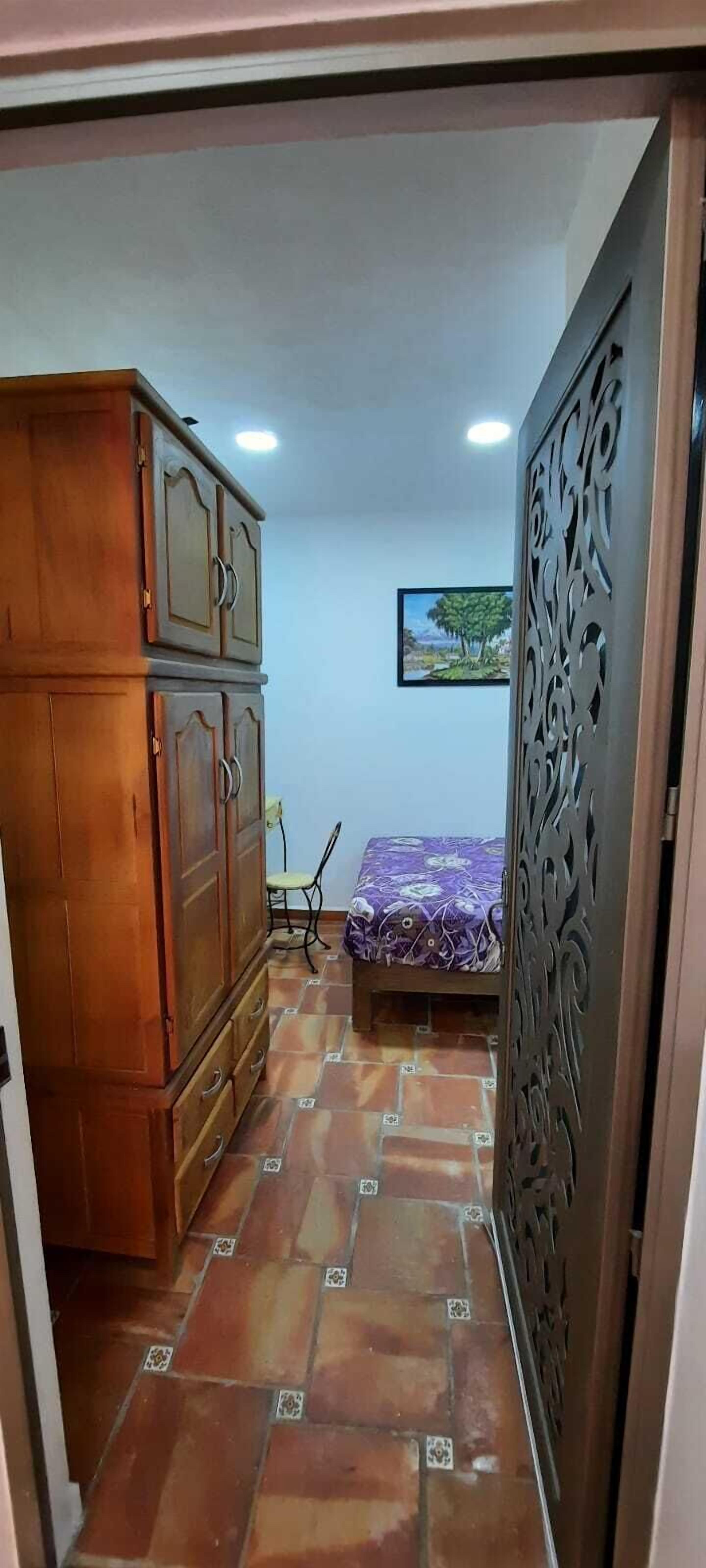 Decoración personalizada, muebles diferentes y wifi gratis 