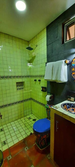 Quarto standard, 1 quarto, suíte | Banheiro | Chuveiro, toalhas de banho, sabonete, shampoo