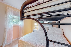 3 bedrooms, iron/ironing board, internet, bed sheets