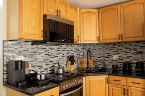 Frigorifero, microonde, forno, piano cottura