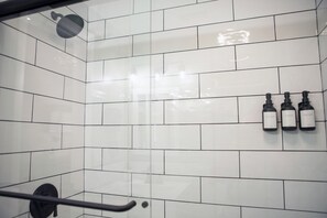 Haartrockner, Handtücher, Seife, Shampoo
