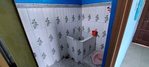Economy kamer | Badkamer | Een bad, handdoeken