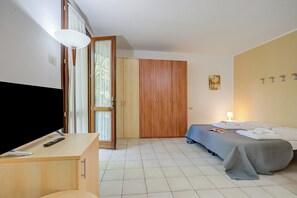 Bed sheets - Porto Letizia Bologna 2, Porlezza, Italy (Porlezza)