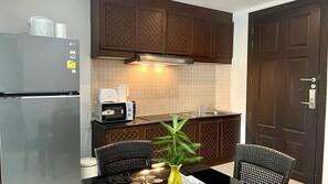 Kühlschrank, Mikrowelle, Herdplatte, Wasserkocher mit Kaffee-/Teezubehör