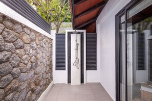 Baignoire et douche séparées, articles de toilette gratuits