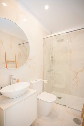 Regadera, secadora de cabello, toallas