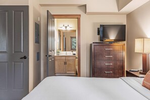 1 bedroom, iron/ironing board, WiFi, bed sheets - Spacious King Bed with Pool & Hot Tubs (Canmore)