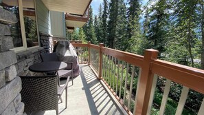 Property grounds - Spacious King Bed with Pool & Hot Tubs (Canmore)
