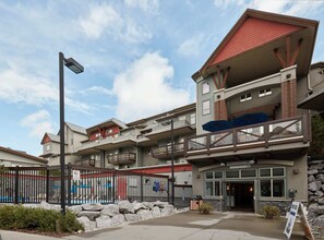 Exterior - Spacious King Bed with Pool & Hot Tubs (Canmore)