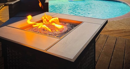 Backyard Oasis with Private Pool, SPA and Putting Green only 2 Miles from TAMU!