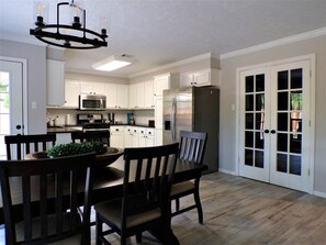 冰箱、微波炉、烤箱、炉灶