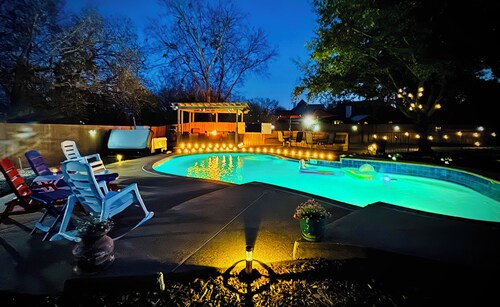 Backyard Oasis with Private Pool, SPA and Putting Green only 2 Miles from TAMU!
