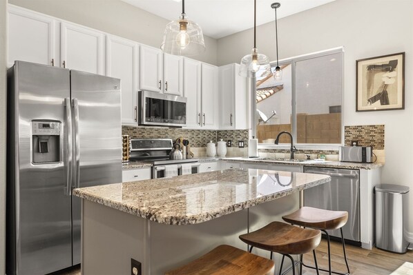 Kühlschrank, Mikrowelle, Ofen, Herdplatte