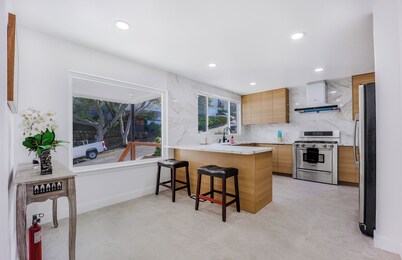 246A- Modern 3B2B w/ Deck & View by Hillsdale Mall