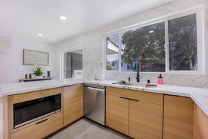 Fridge, microwave, oven, stovetop - 246A- Modern 3B2B w/ Deck & View by Hillsdale Mall (San Mateo)