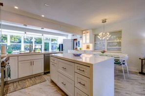 Réfrigérateur, four à micro-ondes, lave-vaisselle, cafetière-théière