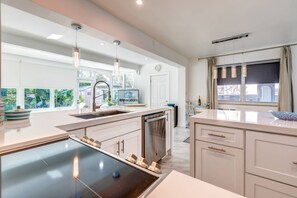 Réfrigérateur, four à micro-ondes, lave-vaisselle, cafetière-théière