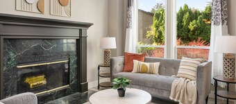 Exceptional Pet Friendly Home, Game Room w/ Pool Table, Large Deck and Seating, 5 Miles to Portland