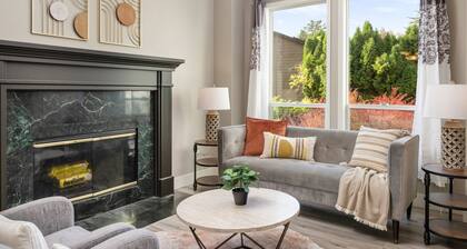 Exceptional Pet Friendly Home, Game Room w/ Pool Table, Large Deck and Seating, 5 Miles to Portland
