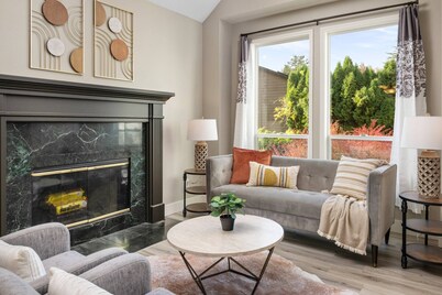 Exceptional Pet Friendly Home, Game Room w/ Pool Table, Large Deck and Seating, 5 Miles to Portland