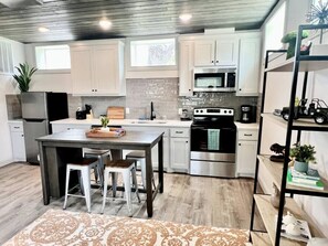 Køleskab, mikrobølgeovn, kogeplade, opvaskemaskine