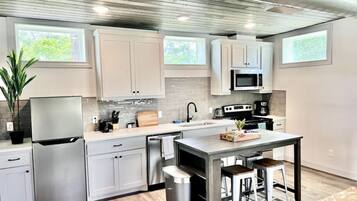 Réfrigérateur, four à micro-ondes, surface de cuisson, lave-vaisselle