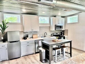 Fridge, microwave, stovetop, dishwasher