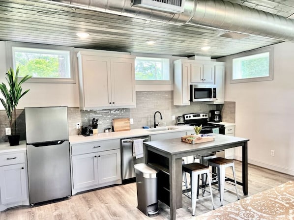 Fridge, microwave, stovetop, dishwasher