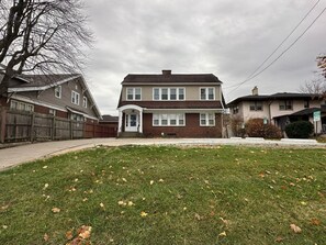 Exterior - Large 2 Bed Apartment in The Heart of Canton (Canton)