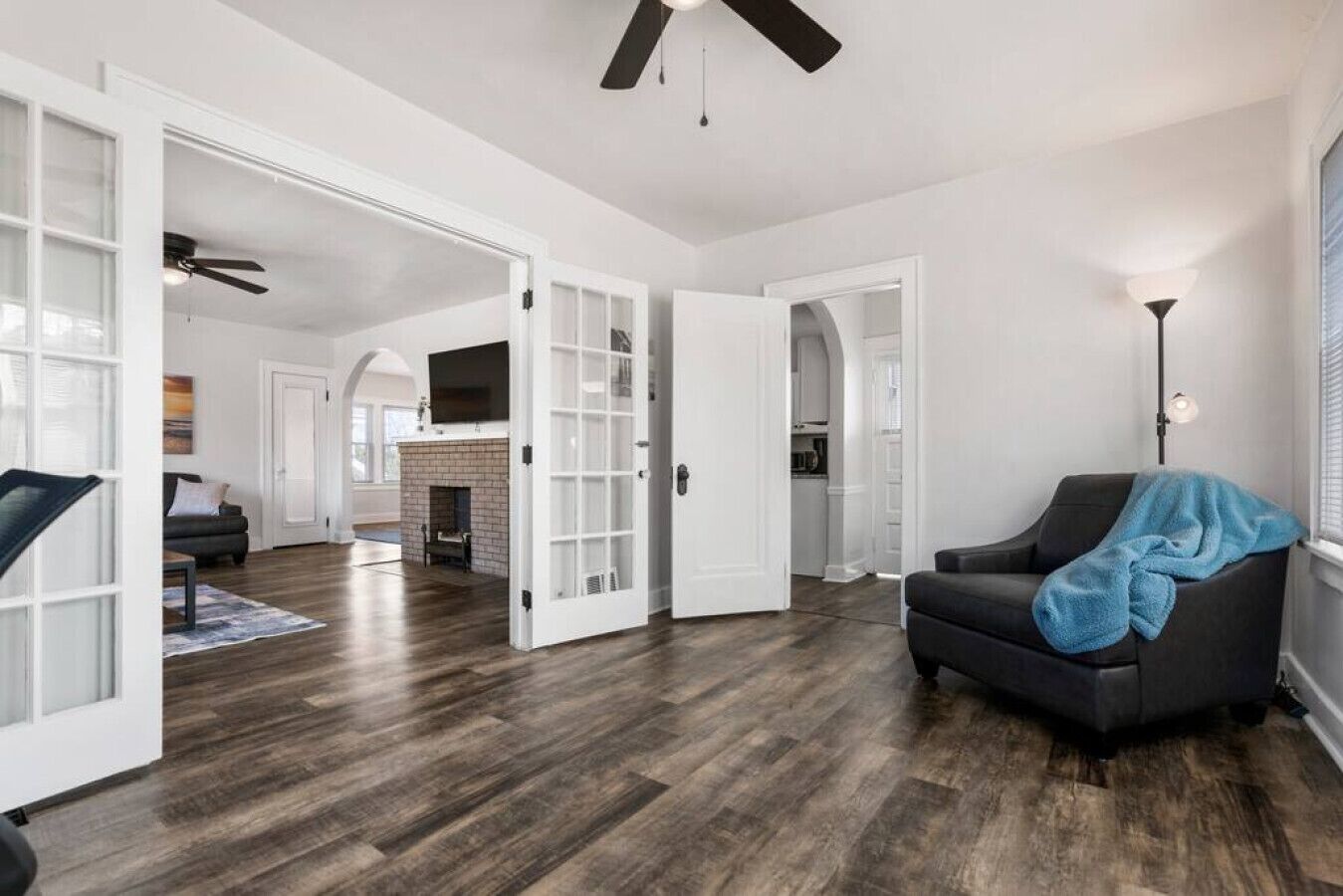 Una Smart TV, una oficina, una pantalla de ordenador