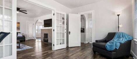 Una Smart TV, una oficina, una pantalla de ordenador