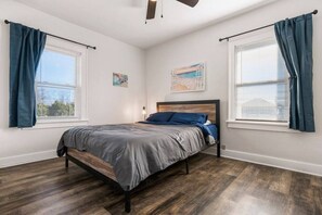 2 bedrooms, desk, iron/ironing board, free WiFi - Large 2 Bed Apartment in The Heart of Canton (Canton)
