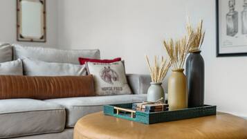 Smart-TV, Kamin, Videospiele, Tischfußball