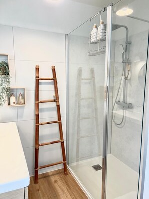 Shower, hair dryer, towels, soap - Grande Maison Bretonne Idéalement Située Proche Plages et Commerces ! (Plérin)
