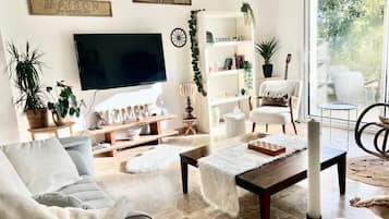Smart TV, tenis de mesa, libros y estéreo