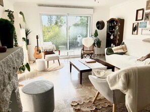 TV connectée, table de tennis de table, livres, chaîne hi-fi