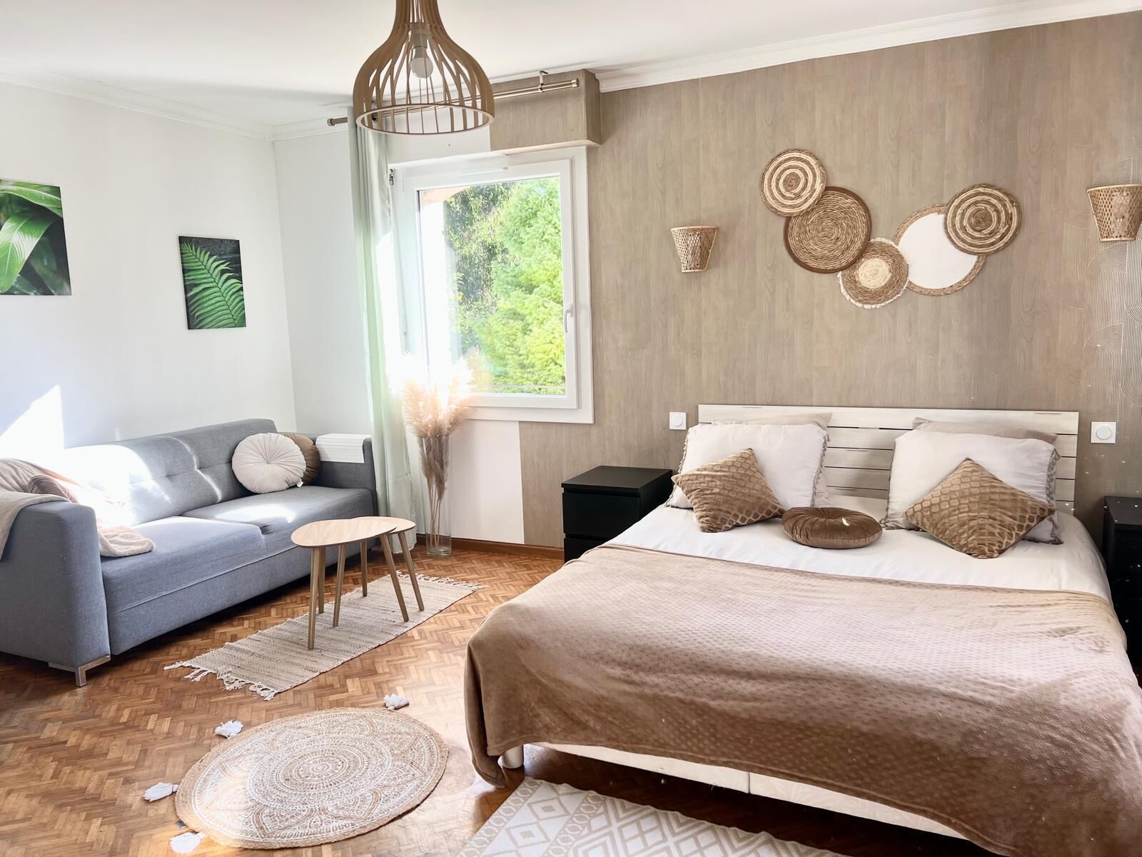 5 habitaciones, escritorio y tabla de planchar con plancha 