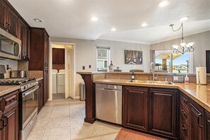 Fridge, microwave, oven, stovetop - Serene Retreat • Boat Rental • Sleeps 6 people  (Discovery Bay)