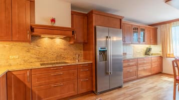 KĂŒhlschrank, Mikrowelle, Ofen, Herdplatte