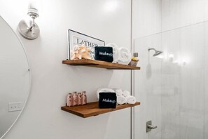 Dusche, Haartrockner, Handtücher