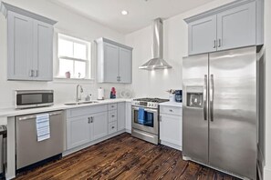 Refrigerador, microondas, horno y parrilla de estufa