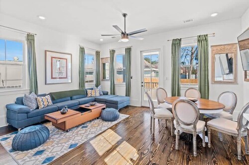 Modern 4BD w Pool | Driveway Parking |Large Outdoor