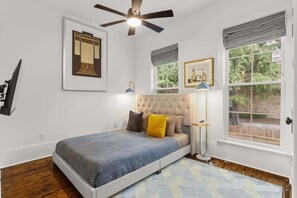 4 bedrooms, iron/ironing board, travel cot, WiFi - Modern 4BD w Pool | Driveway Parking |Large Outdoor (New Orleans)